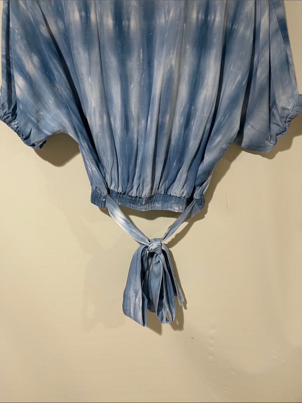 Moon River Light Blue Tie-Dye Tie-Front Crop Top Size Medium like new Condition - Picture 4 of 9